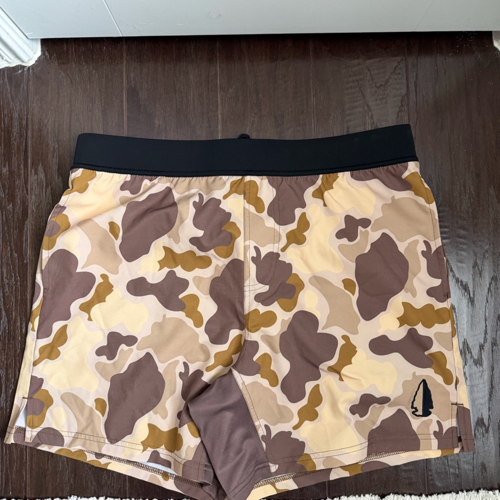 Tachuntfish Duck Hunter Desert Camo Shorts - XL like new